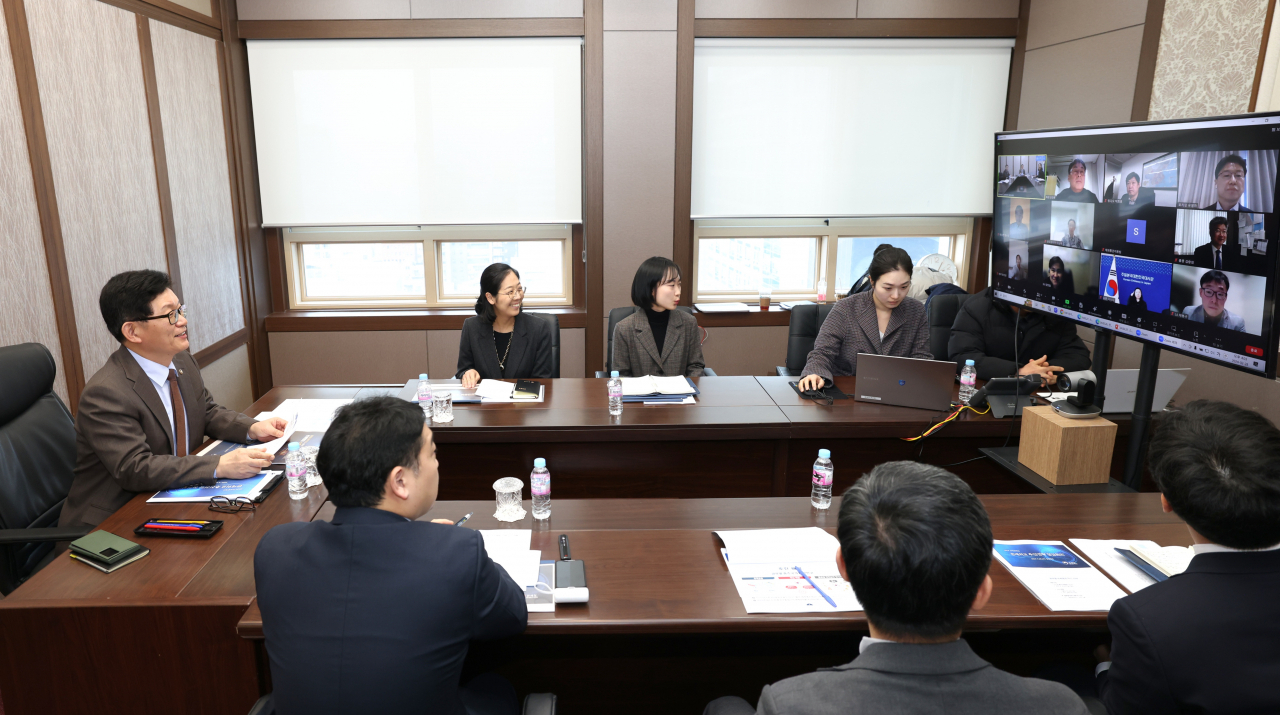 28일 관세관들과 관세외교 추진전략 점검회의를 개최한 고광효 관세청장(맨 왼쪽).