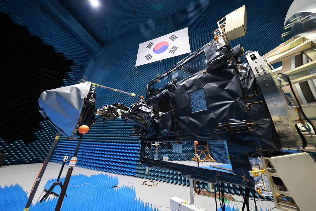 한국항공우주연구원 연구진이 달탐사선 '다누리'의 전자파 시험을 수행하고 있다.[한국항공우주연구원 제공]
