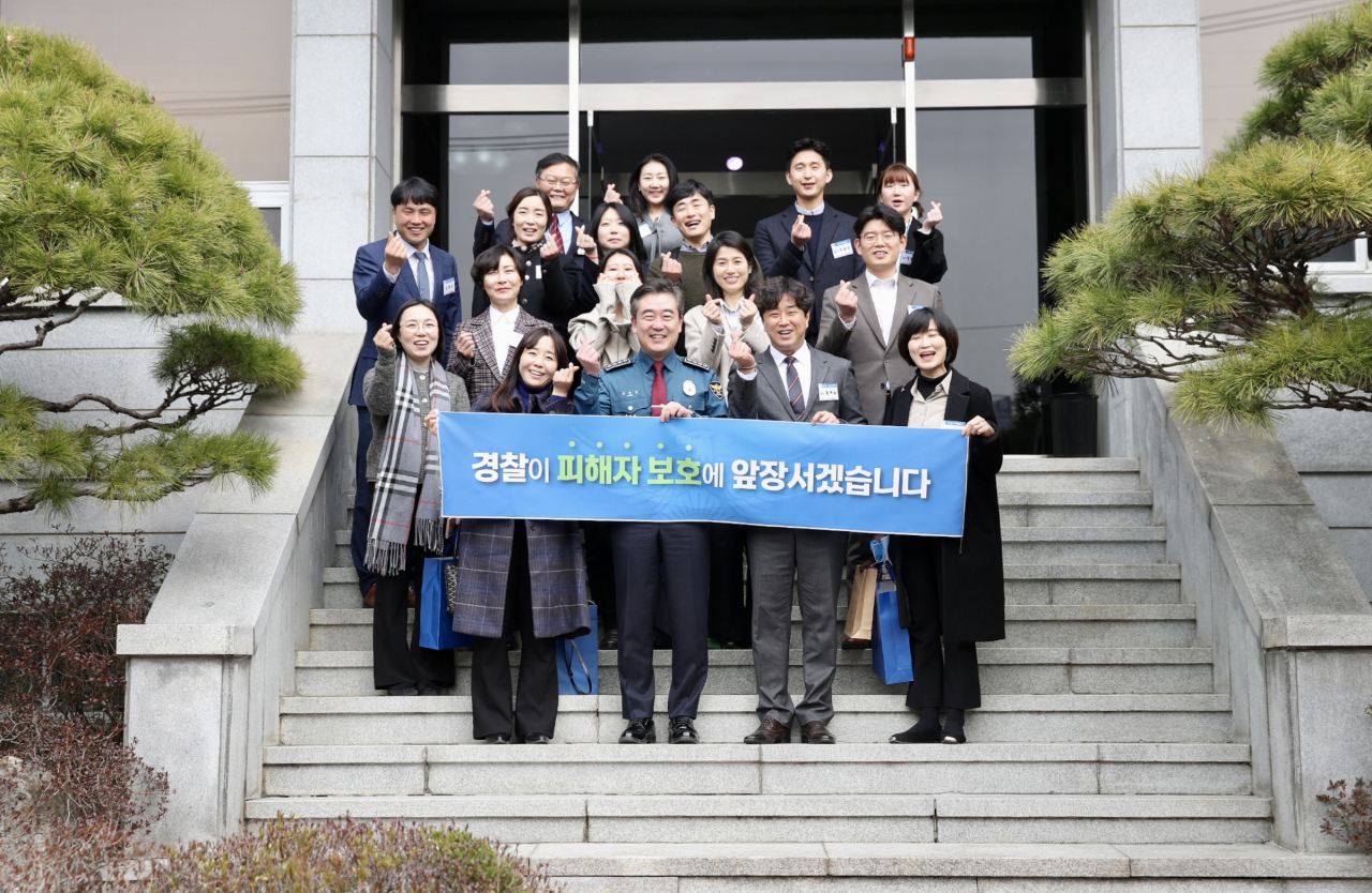 29일 경찰청장 공관 내 한마루홀에서 윤희근 경찰청장(앞줄 가운데)과 피해자 보호 담당 경찰관 13명이 오찬 간담회를 가졌다.[경찰청 제공]