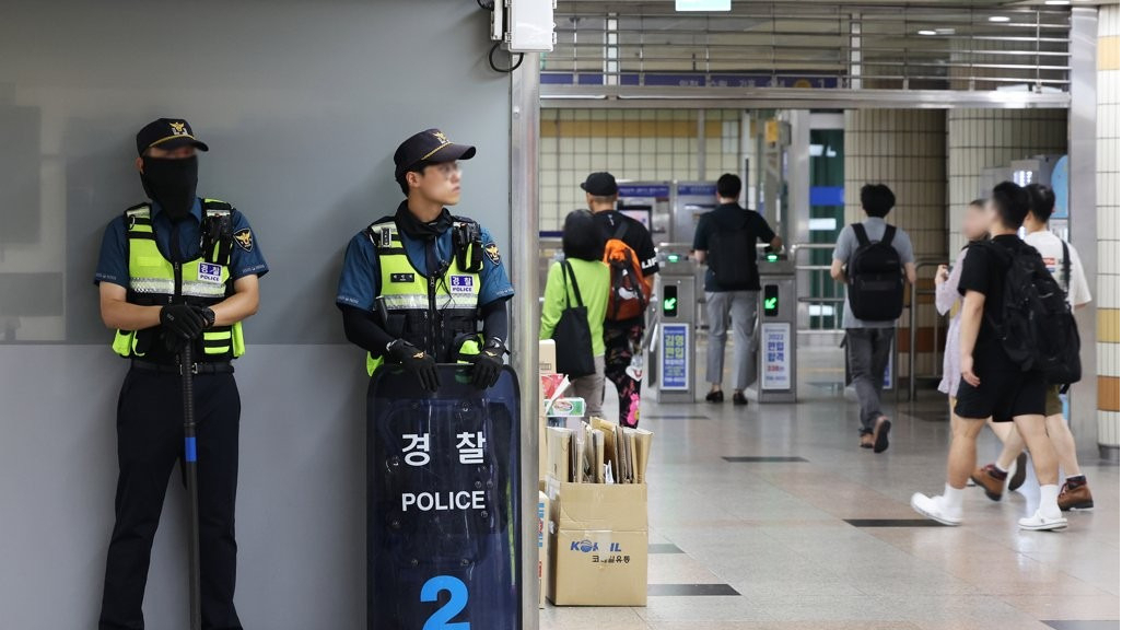 지난해 8월 분당 서현역과 연결된 백화점에서 ‘묻지마 흉기 난동’ 사건이 발생해 시민 14명이 다쳤다.[연합]