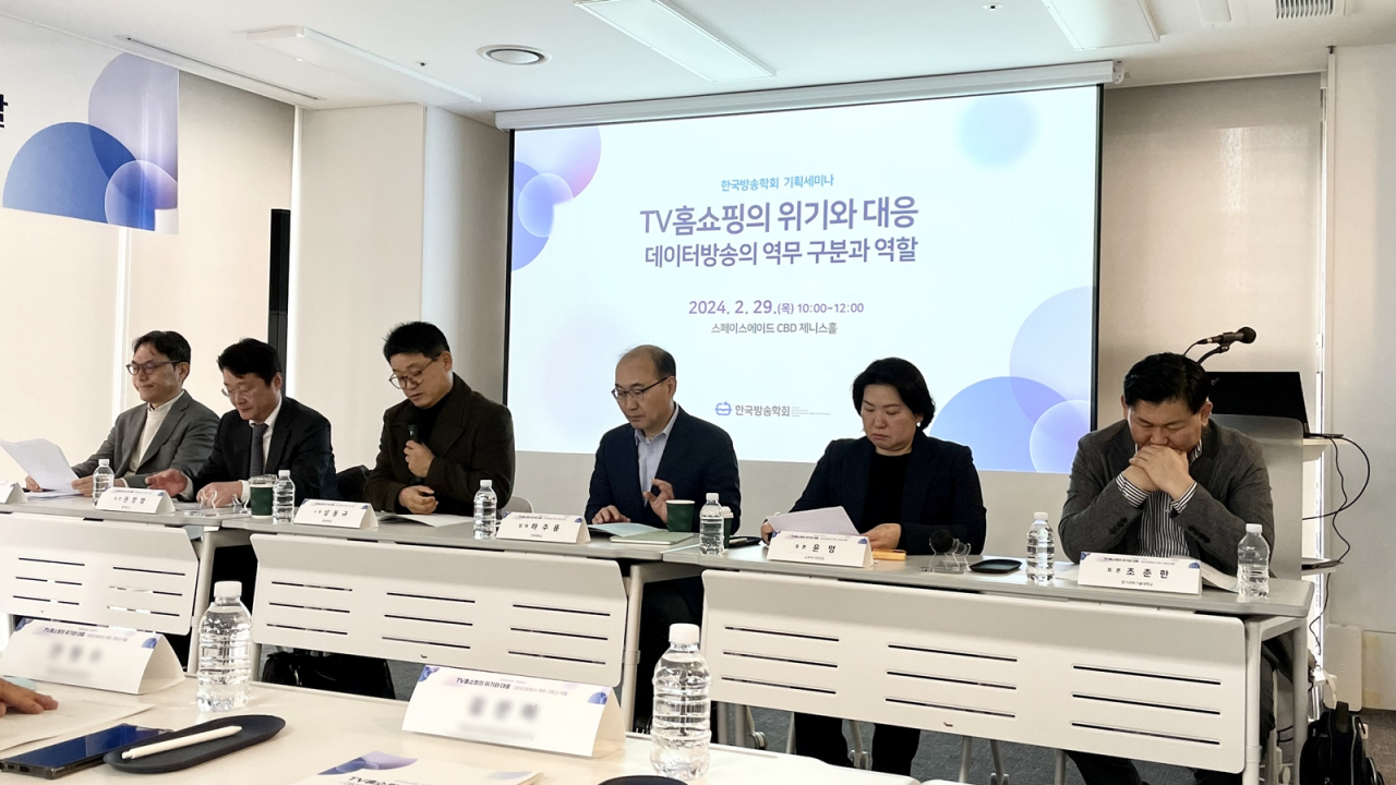 한국방송학회가 29일 ‘TV홈쇼핑과 데이터홈쇼핑의 역무 구분과 홈쇼핑 산업 발전 방안’ 세미나를 진행했다. 강재원(왼쪽부터) 동국대학교 교수, 권창범 법무법인 인 변호사, 성동규 중앙대학교 교수, 하주용 인하대학교 교수, 윤명 소비자시민모임 사무총장, 조춘한 경기과학기술대학교 교수.