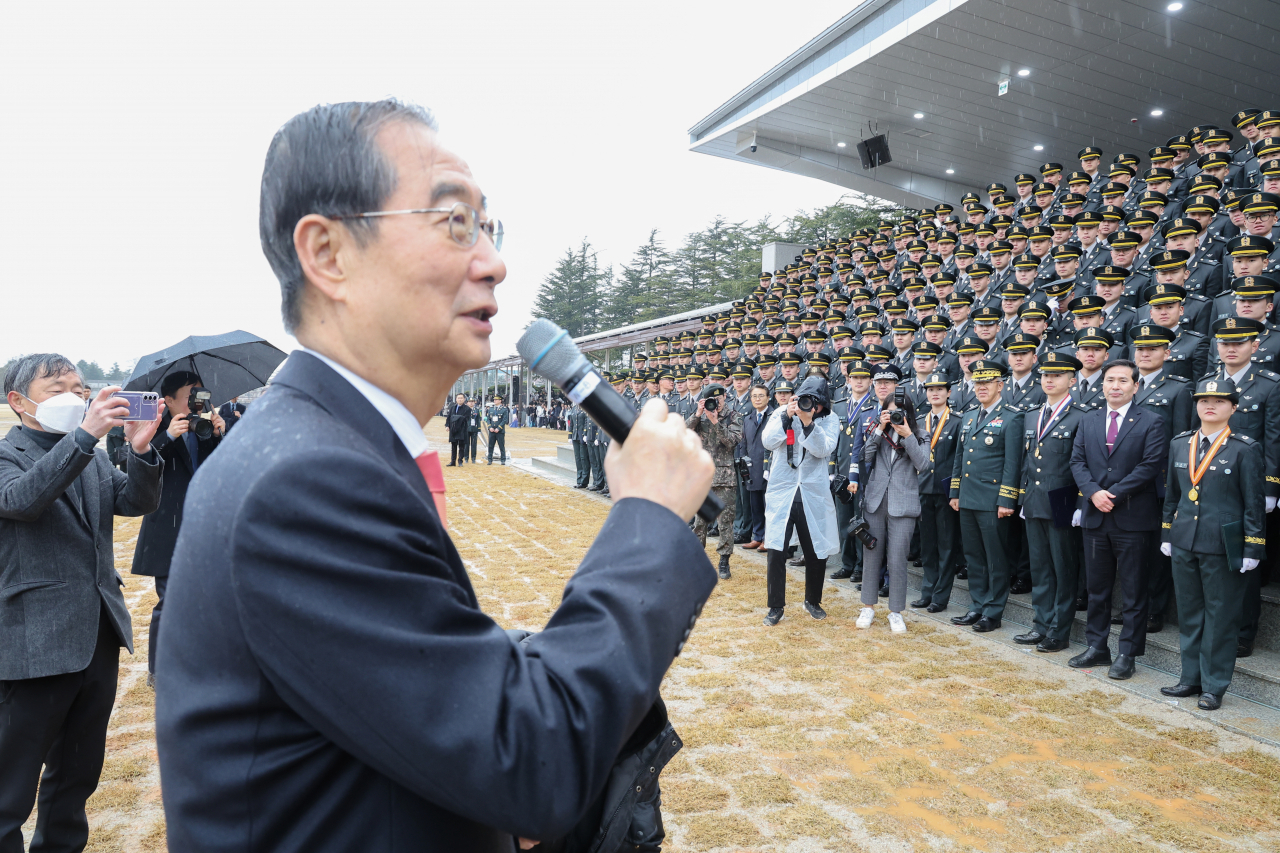 한덕수 국무총리가 29일 오후 경북 영천시 육군3사관학교에서 열린 제59기 졸업 및 임관식에 참석해 이날 소위로 임관한 신임 장교들에게 축하의 말을 전하고 있다. [연합]