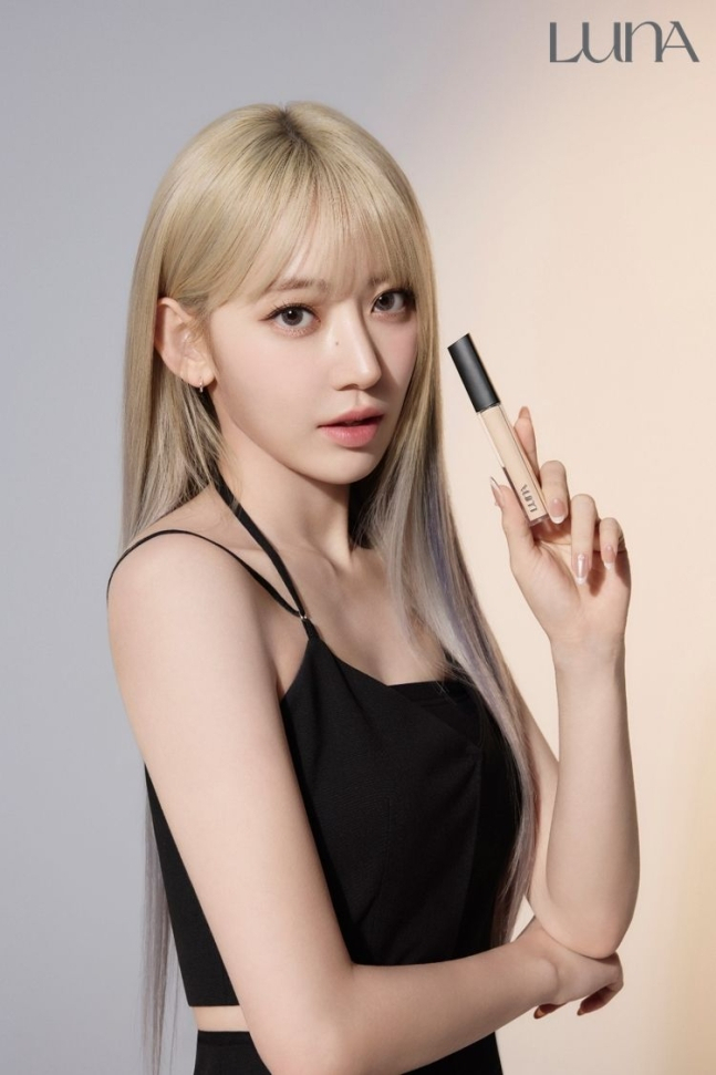 루나(LUNA) 새 모델로 발탁한 걸그룹 르세라핌의 멤버 사쿠라. [애경산업 제공]