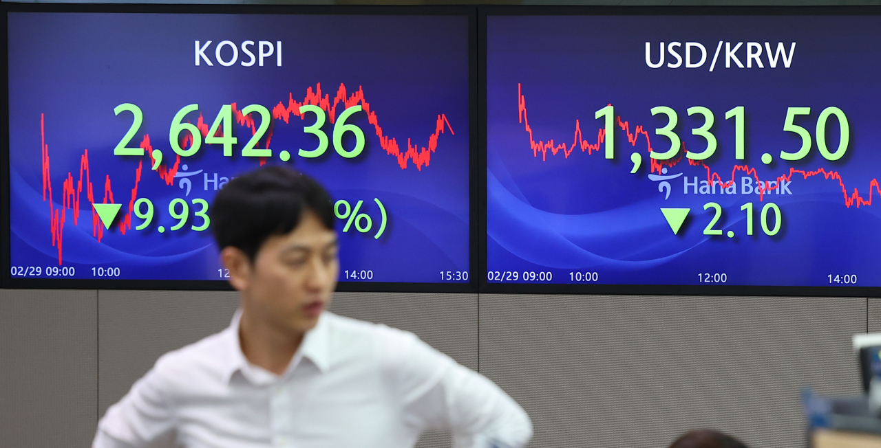 An electronic board showing the Korea Composite Stock Price Index at a dealing room of the Hana Bank headquarters in Seoul on Thursday. (Yonhap)