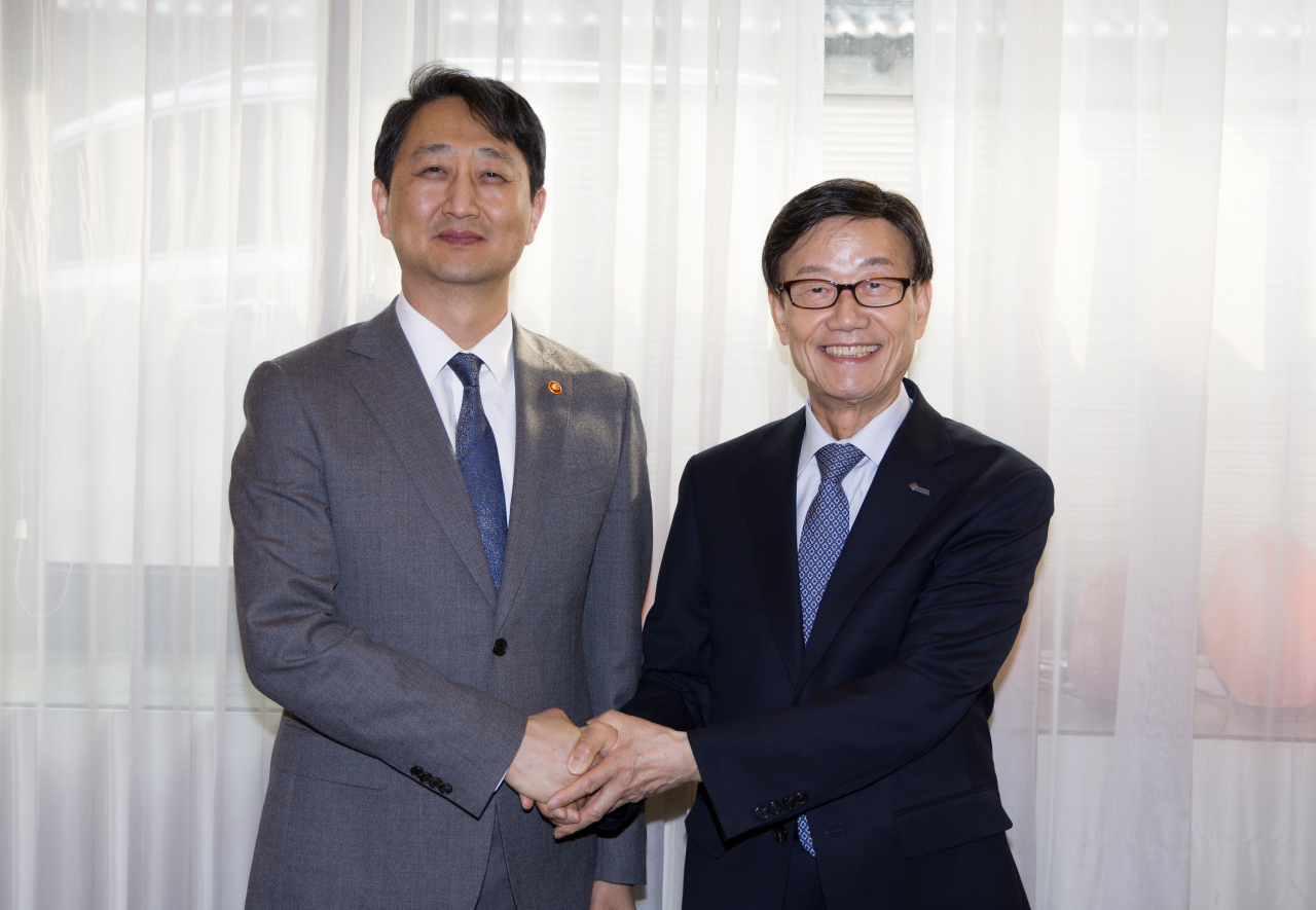 윤진식(오른쪽) 한국무역협회(KITA) 신임 회장이 안덕근 산업통상자원부 장관과 기념 촬영을 하는 모습. [한국무역협회 제공]