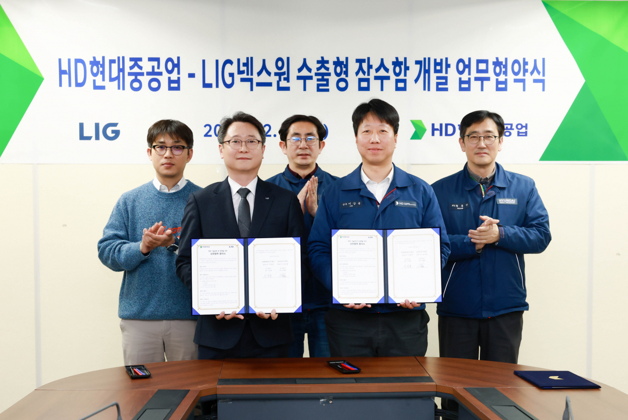 HD현대중공업과 LIG넥스원 관계자가 지난 28일 울산 HD현대중공업 본사에서 ‘수출형 잠수함 독자모델 개발협력 업무협약(MOU)’을 체결한 뒤 기념촬영을 하고 있다. [HD현대중공업 제공]