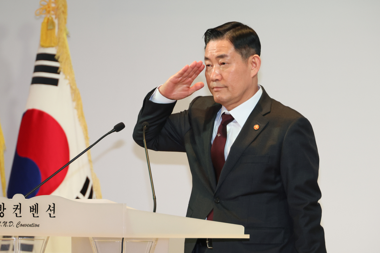 신원식 국방부 장관은 29일 서울 용산 국방부 청사에서 방한중인 크리스토퍼 카볼리 북대서양조약기구(NATO) 동맹작전사령관을 접견하고 한국과 NATO 간 국방 분야 협력 강화 방안과 한반도 안보정세 등을 논의했다. 신 장관이 지난 22일 성우회 창립 35주년 기념식에서 축사에 앞서 성우회원들에게 경례하고 있다. [연합]