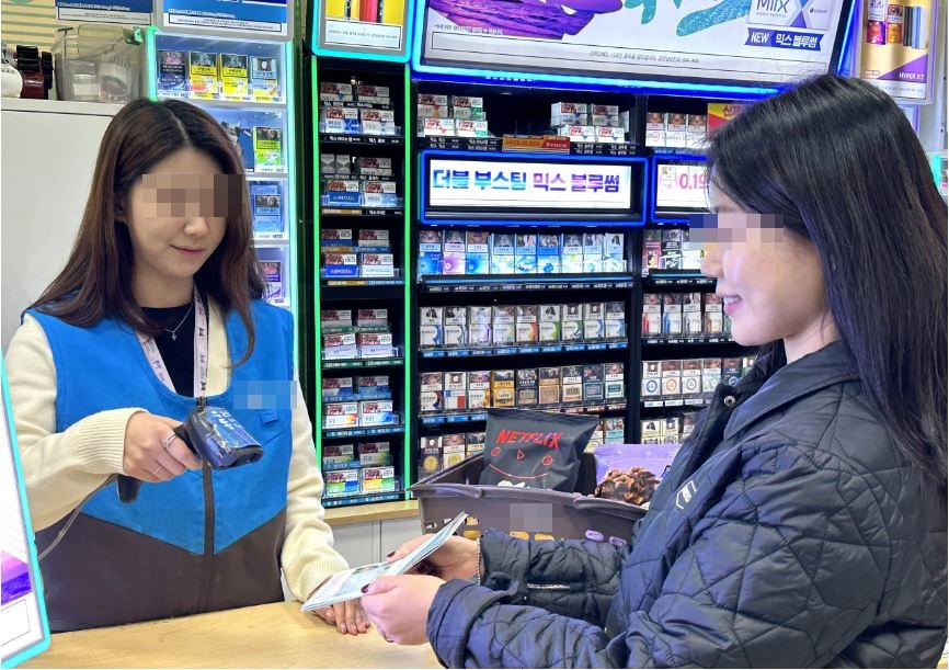 한 편의점에서 직원이 상품 결제를 하고 있다. 해당 사진은 기사 본문과 관계 없습니다. [GS리테일 제공]