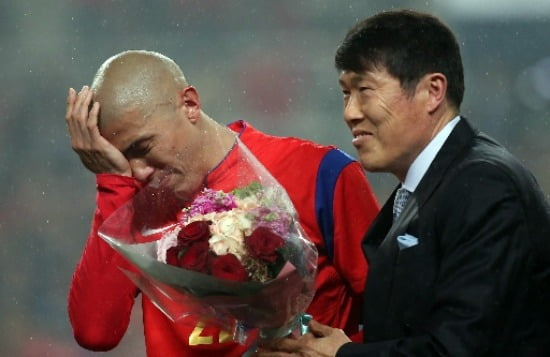 축구선수 차두리(왼쪽)의 국가대표 은퇴 경기때 차범근 전 한국대표팀 감독과 찍은 모습. 연합뉴스