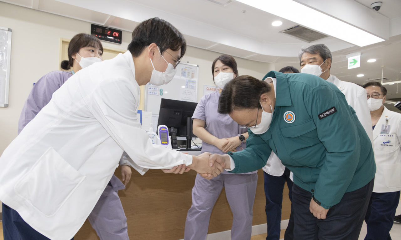 조규홍 보건복지부 장관이 29일 서울 동작구 소재 중앙대학교병원을 방문해 전공의 집단행동에 따른 비상진료체계 운영 현황을 점검하고 현장에서 환자들을 진료하고 있는 의료진들을 격려하고 있다. 연합뉴스