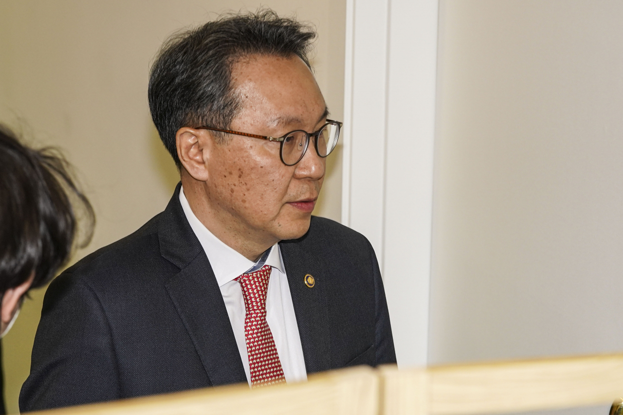 정부가 집단행동을 이어가고 있는 전공의들에게 제시한 복귀 시한인 29일 박민수 보건복지부 2차관이 서울 여의도 건강보험공단 서울본부에서 열린 정부와 전공의 사이의 대화에 참석하고 있다. [연합]