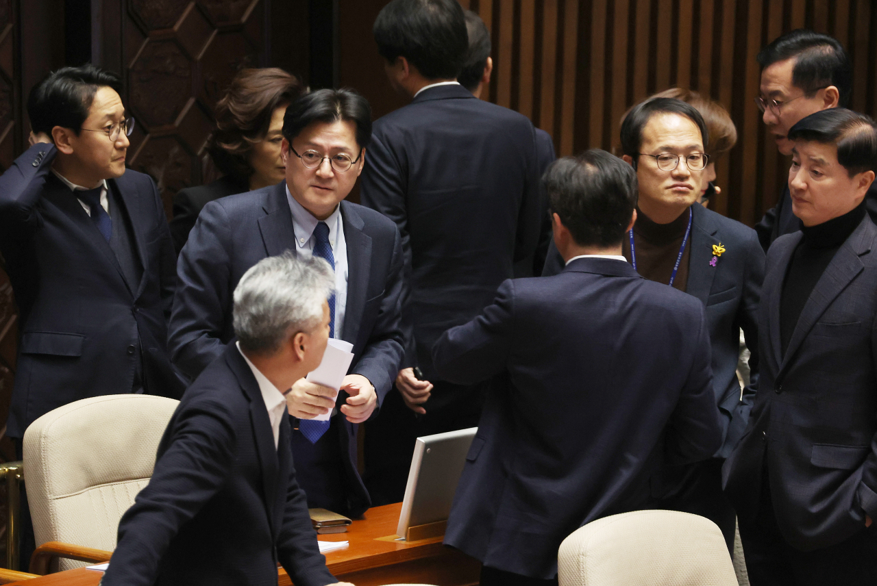 29일 국회에서 열린 본회의에서 '쌍특검법' 재표결 결과가 발표되자 더불어민주당 홍익표 원내대표 등 의원들이 어두운 표정을 짓고 있다. [연합]