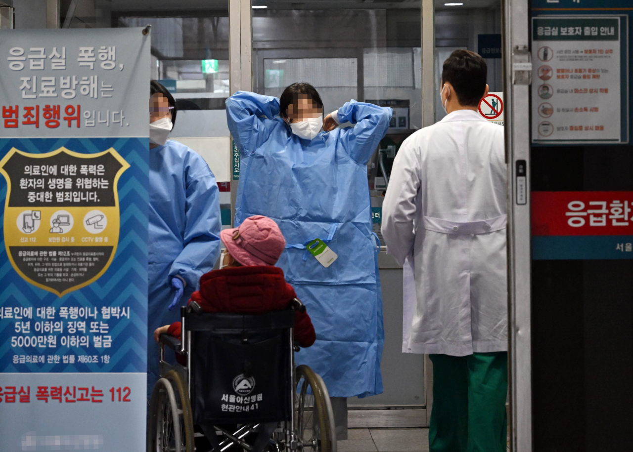 이른바 '빅5' 병원의 전공의들이 집단으로 병원 현장을 떠나면서 의료대란이 현실로 나타난 가운데 서울 시내 한 대형병원 응급실이 환자와 의료진으로 붐비고 있다. 이상섭 기자