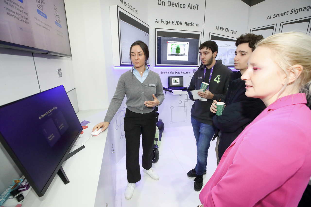 스페인 바르셀로나 ‘모바일 월드 콩그레스(MWC) 2024’ 전시장에 마련된 KT와 나스미디어의 ‘AI 문맥 맞춤 광고 서비스’ 부스 [KT 제공]
