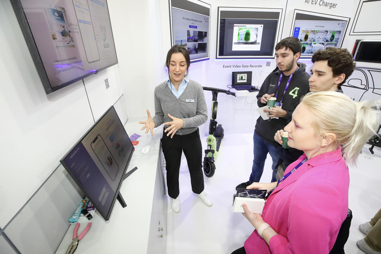 스페인 바르셀로나 ‘모바일 월드 콩그레스(MWC) 2024’ 전시장에 마련된 KT와 나스미디어의 ‘AI 문맥 맞춤 광고 서비스’ 부스 [KT 제공]