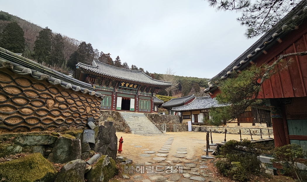 다솔사의 경내. 만해 한용운 선사, 김동리 소설가 등 역사적 주요 인물들이 머물렀던 곳이다.