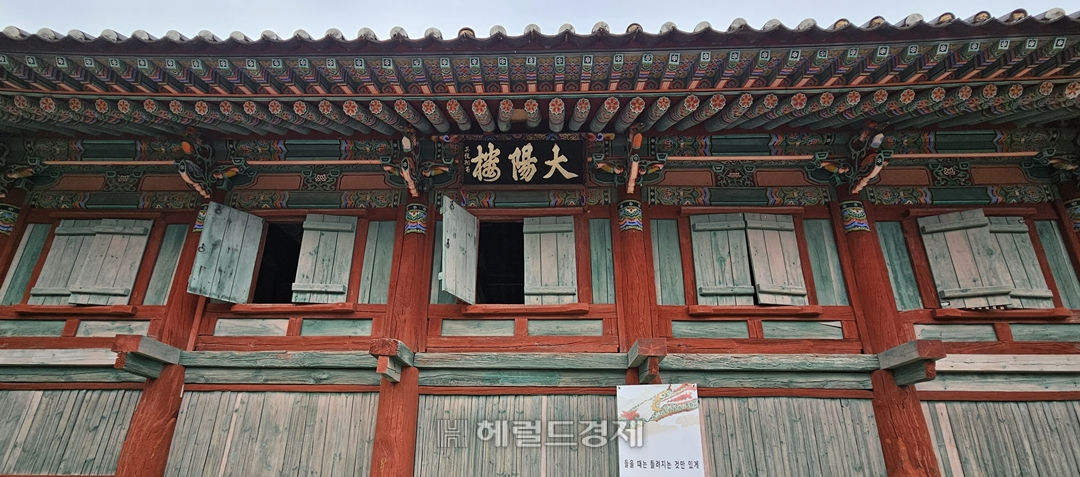 다솔사의 2층 누각 대양루