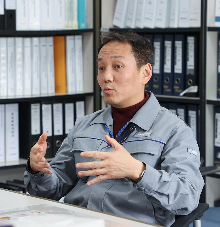 이정일 두산에너빌리티 수석(부장)이 지난달 19일 경남 창원시 두산에너빌리티 액화수소 공장에서 기자의 질문에 대답하고 있다. [두산에너빌리티 제공]