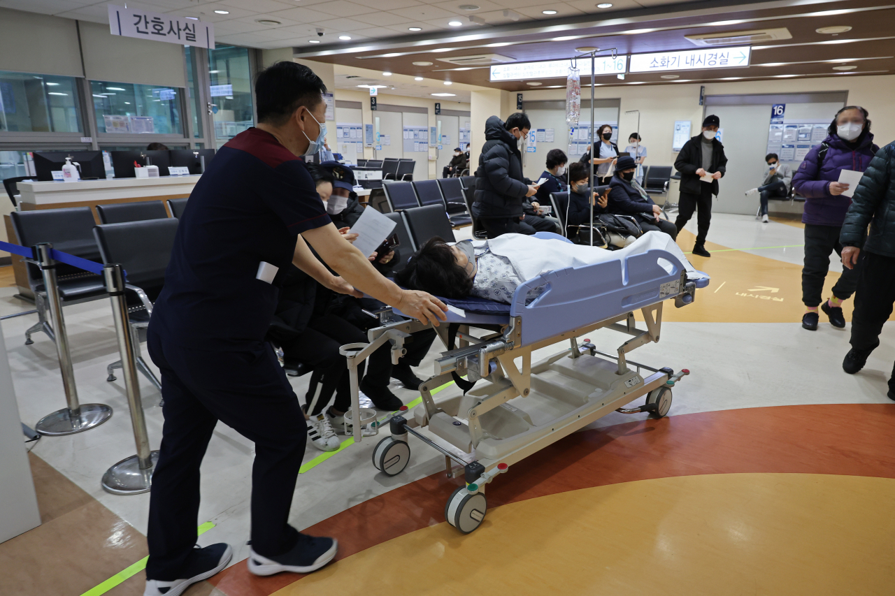전공의 집단 이탈이 일주일 이상 이어지고 있는 가운데 지난달 27일 오후 서울의 한 대학병원에서 병원관계자가 환자를 이동시키고 있다. [연합]