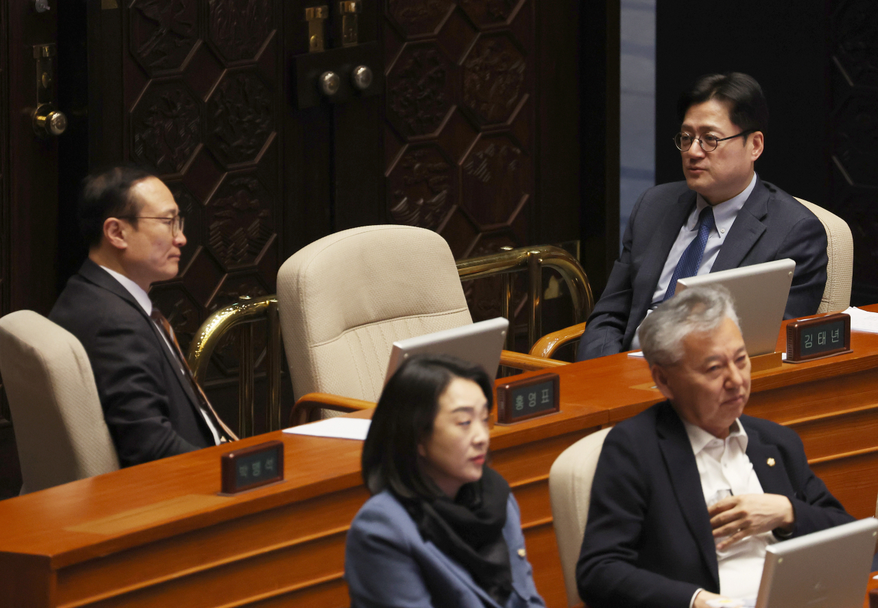 29일 국회에서 열린 본회의에서 더불어민주당 홍익표 원내대표가 홍영표 의원과 대화하고 있다.[연합]