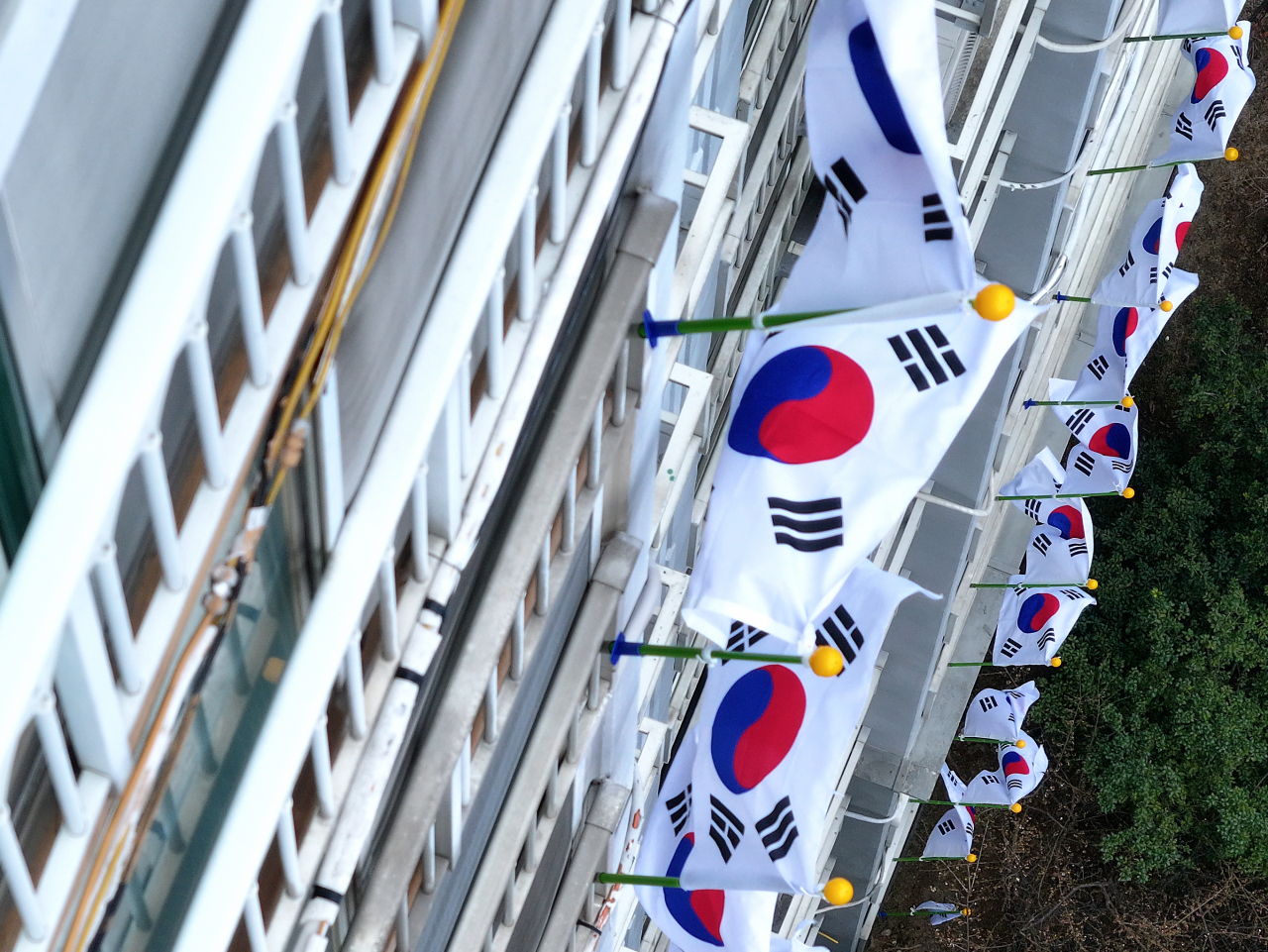 3·1절을 사흘 앞둔 27일 대구 달서구 월성코오롱하늘채 1단지 아파트에 태극기가 게양돼 있다. [연합]