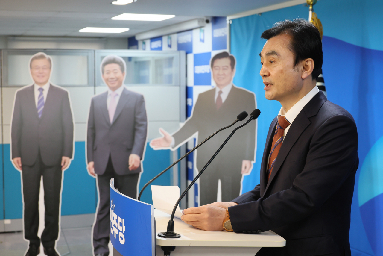 안규백 더불어민주당 전략공천관리위원장이 1일 서울 여의도 중앙당사에서 전략공관위 회의 결과를 발표하고 있다. [연합뉴스]