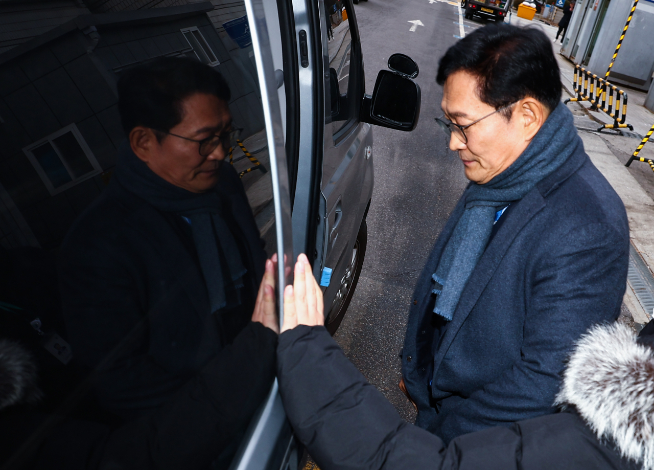 더불어민주당 전당대회 돈봉투 살포 의혹의 정점으로 지목된 송영길 전 민주당 대표가 18일 서울 서초구 서울중앙지방법원에서 열린 구속 전 피의자심문(영장실질심사)을 마친 뒤 검찰 차량에 타고 있다.[연합]