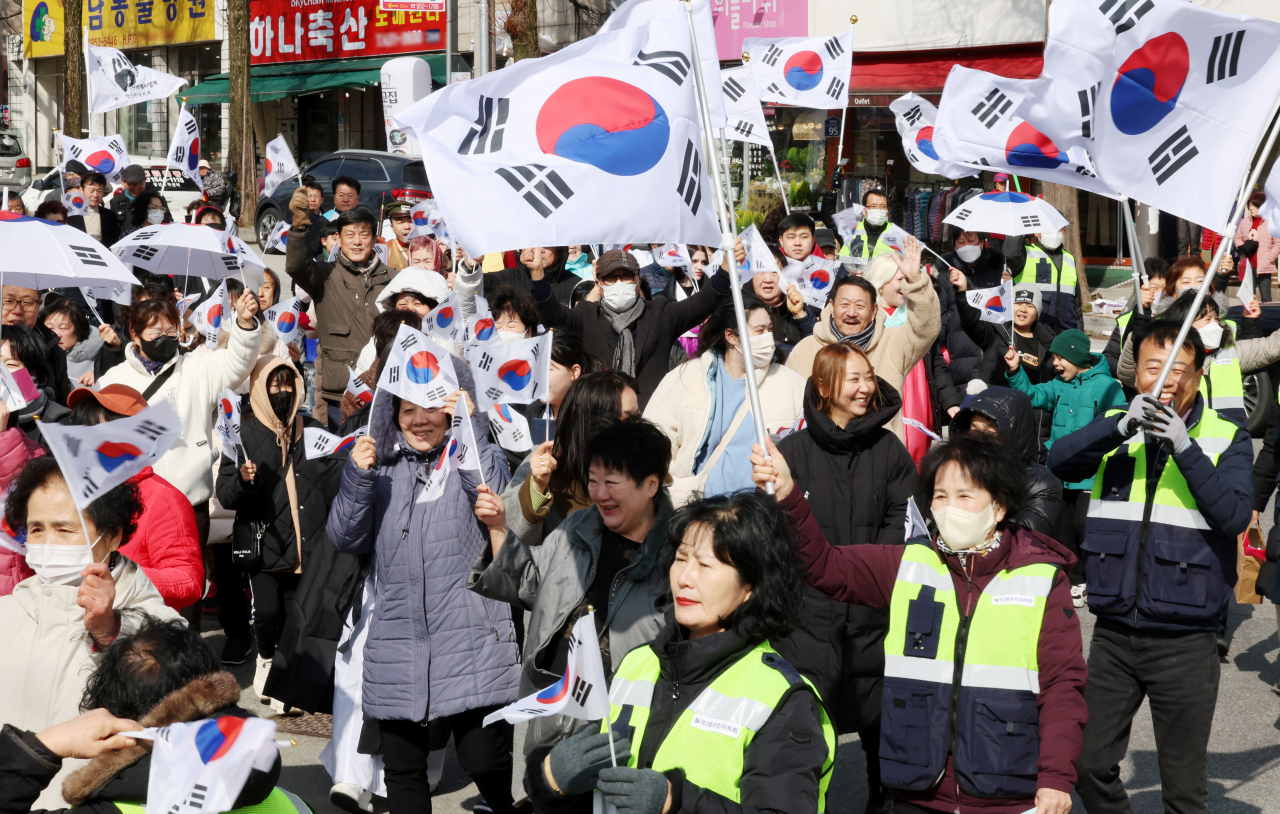 제105주년 3·1절인 1일 오전 광주 광산구 고려인마을 일대에서 마을 주민들이 만세운동을 재연하고 있다.[연합]