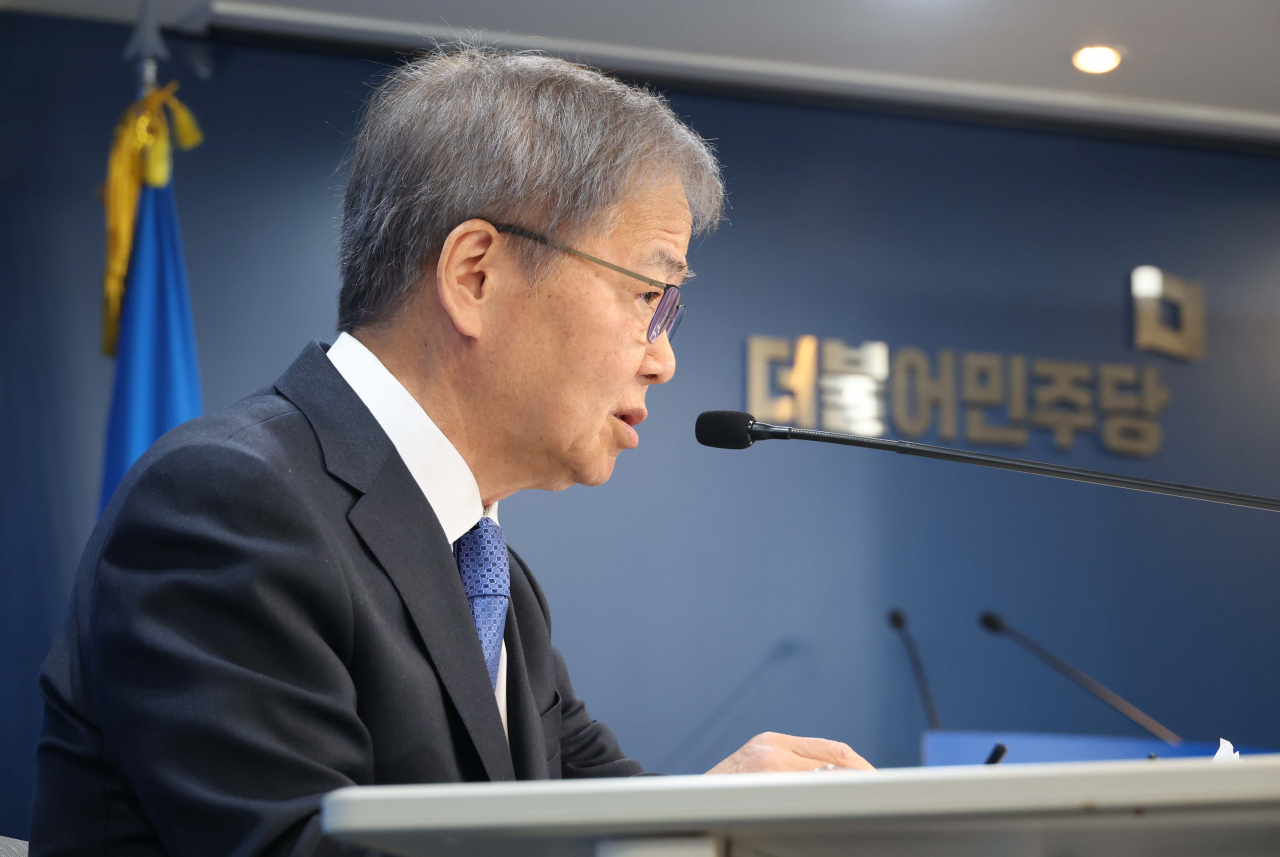 임혁백 더불어민주당 공천관리위원장이 6일 서울 여의도 당사에서 중앙당 공직선거후보자추천관리위원회 1차 심사 결과를 발표 하고 있다. [연합]