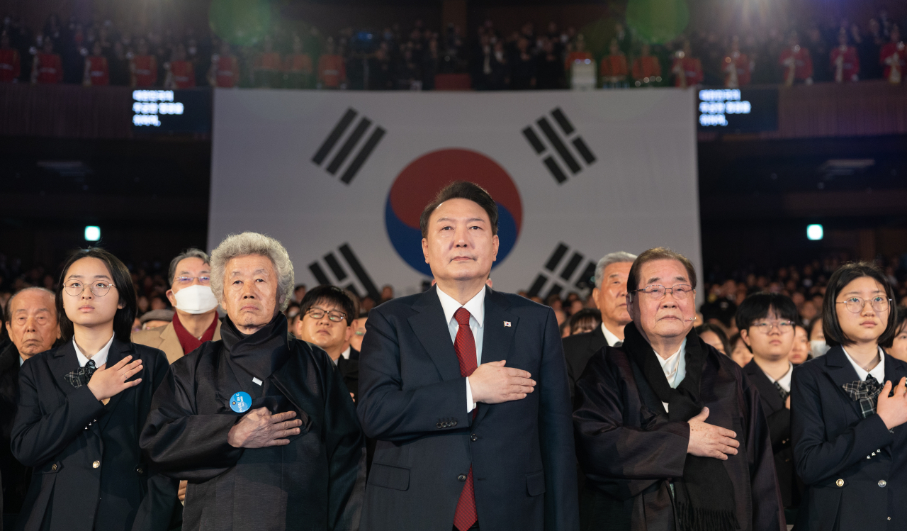 더불어민주당은 1일 윤석열 대통령의 제105주년 3·1절 기념사에 대해 3·1운동을 왜곡하고 모독했다고 강도 높게 비판했다. 윤 대통령이 이날 오전 서울 중구 유관순기념관에서 열린 3·1절 기념식에서 국기에 경례하고 있다. [연합]