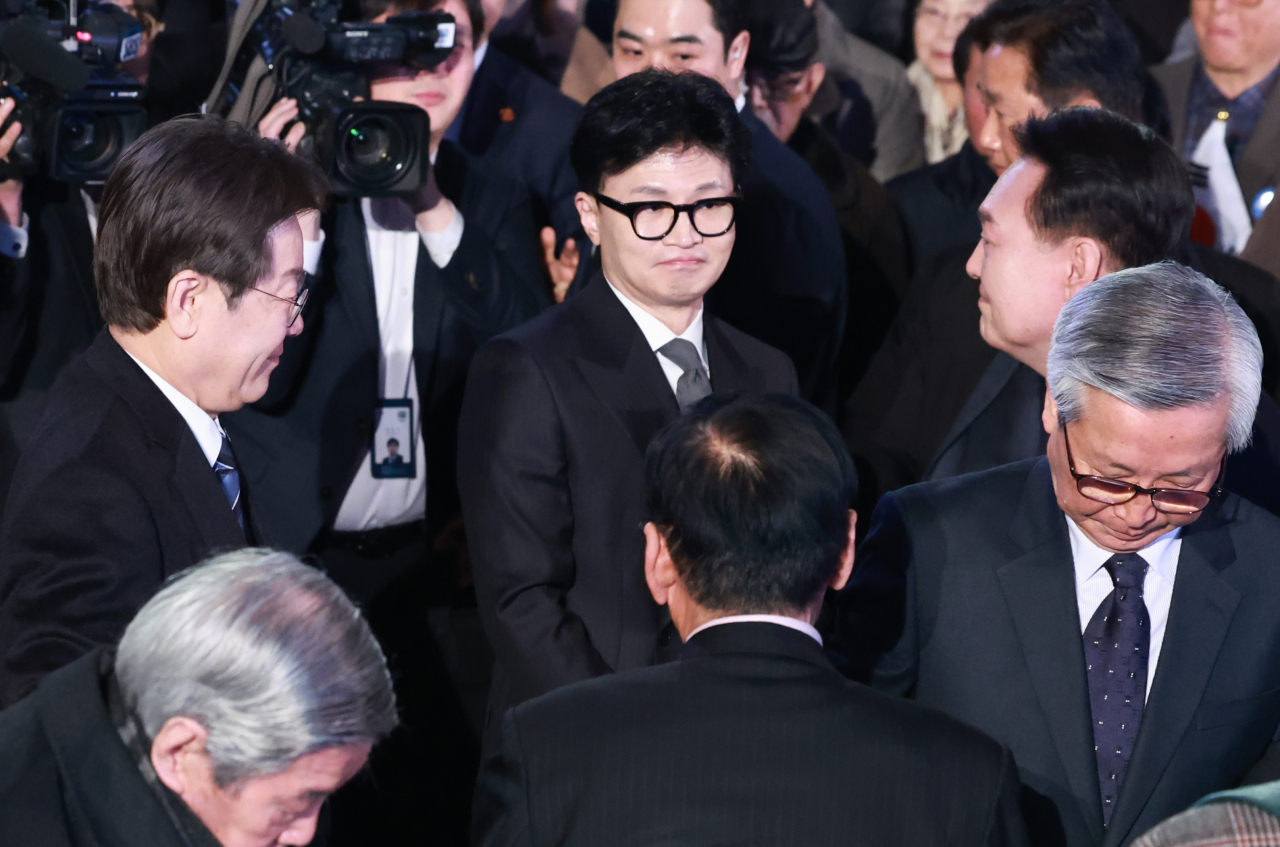 윤석열 대통령이 1일 서울 중구 유관순기념관에서 열린 제105주년 3·1절 기념식에서 행사장을 나서며 한동훈 국민의힘 비상대책위원장과 이재명 더불어민주당 대표와 인사를 나누고 있다. [연합]