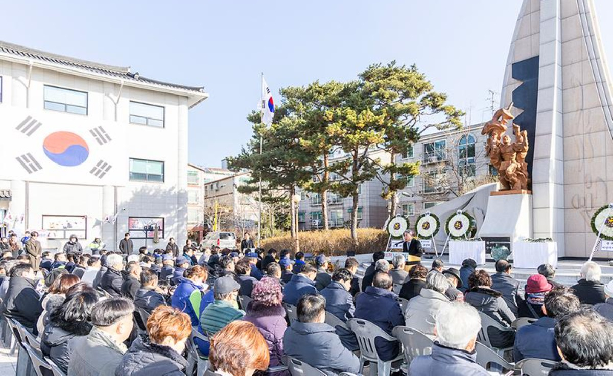 국민의힘은 1일 윤봉길 의사의 손녀인 윤주경 의원이 인천 계양구에서 열린 3·1절 기념행사에서 참배를 하려 했지만 더불어민주당 소속 윤환 계양구청장으로부터 제지받았다며 사과와 해명을 촉구했다. 계양구가 1일 제105주년 3·1절을 맞아 장기동 황어장터 3·1만세운동 역사문화센터 광장에서 가진 기념행사 모습. [인천 계양구청 홈페이지]