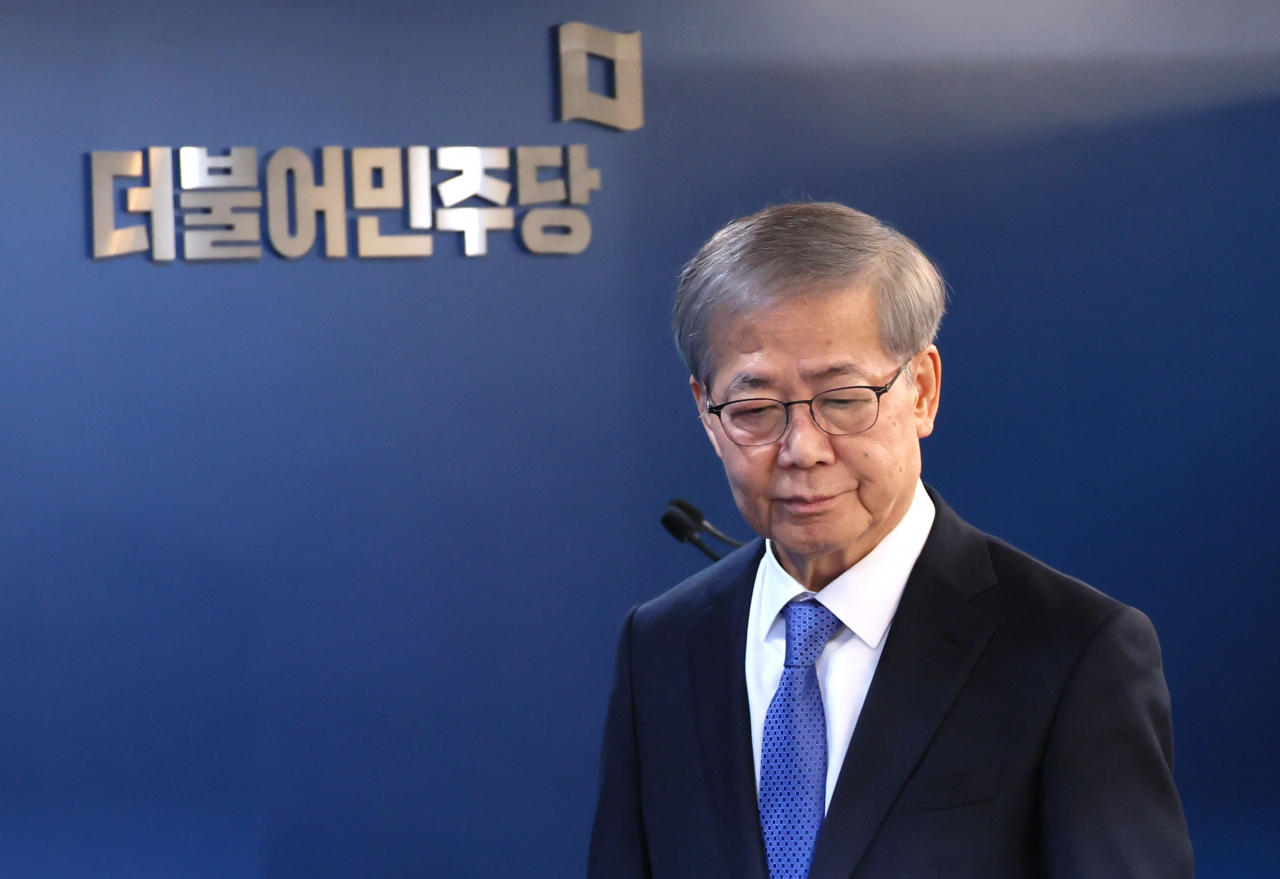 임혁백 더불어민주당 공천관리위원장이 1일 서울 여의도 중앙당사에서 공천심사 결과를 발표하기 위해 자리로 향하고 있다. [연합]