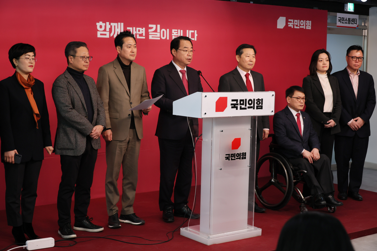 국민의힘 정영환 공천관리위원장이 1일 서울 여의도 중앙당사에서 제3차 경선 지역 결과를 발표하고 있다.[연합]