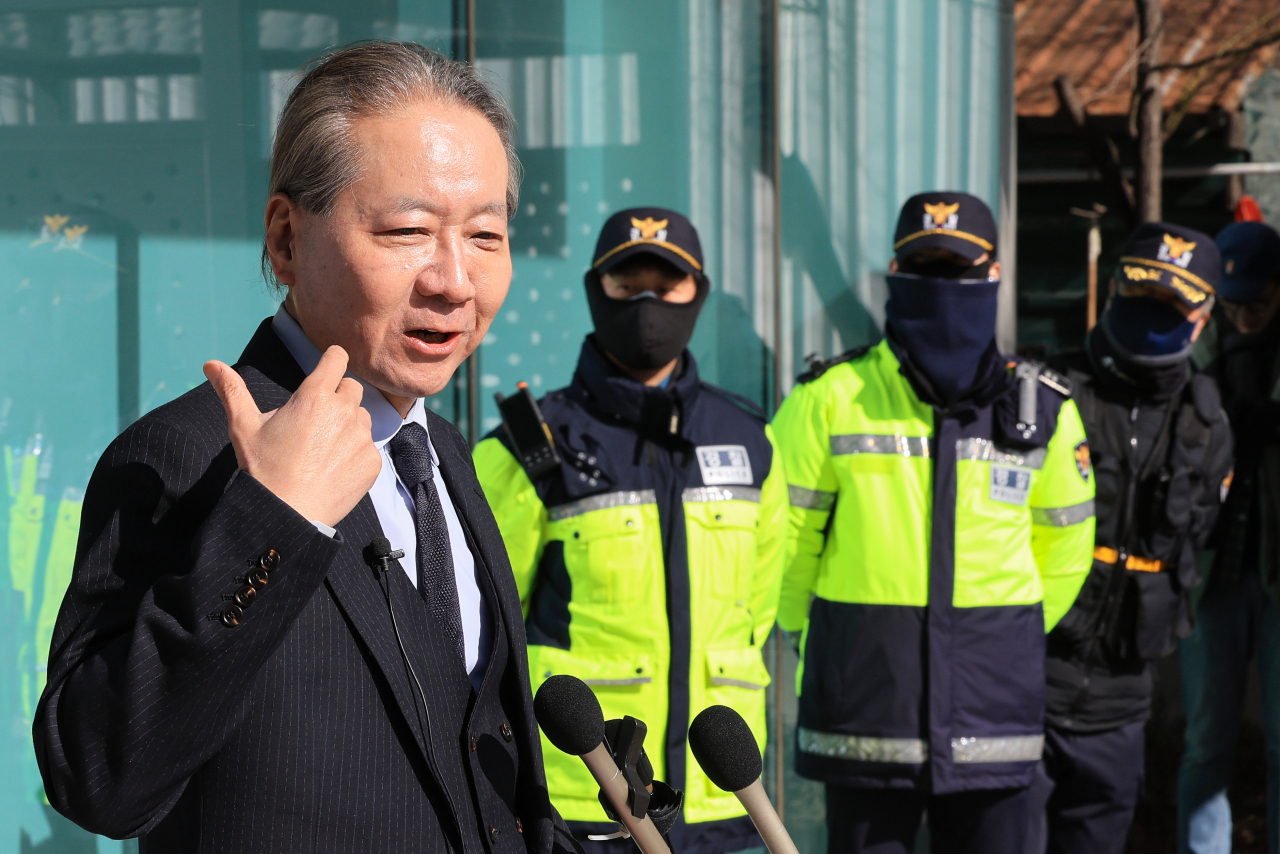 주수호 대한의사협회(의협) 비상대책위원회 언론홍보위원장이 1일 오후 서울 용산구 의협 회관 앞에서 경찰의 압수수색과 관련해 입장을 밝히고 있다. [연합]