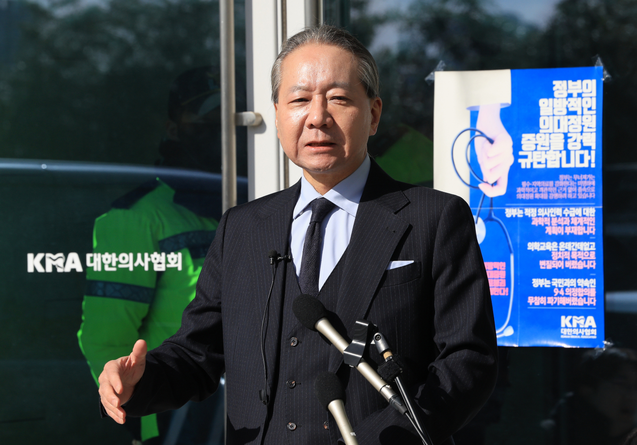 주수호 대한의사협회(의협) 비상대책위원회 언론홍보위원장이 1일 오후 서울 용산구 의협 회관 앞에서 경찰의 압수수색과 관련한 입장을 밝히고 있다. [연합]