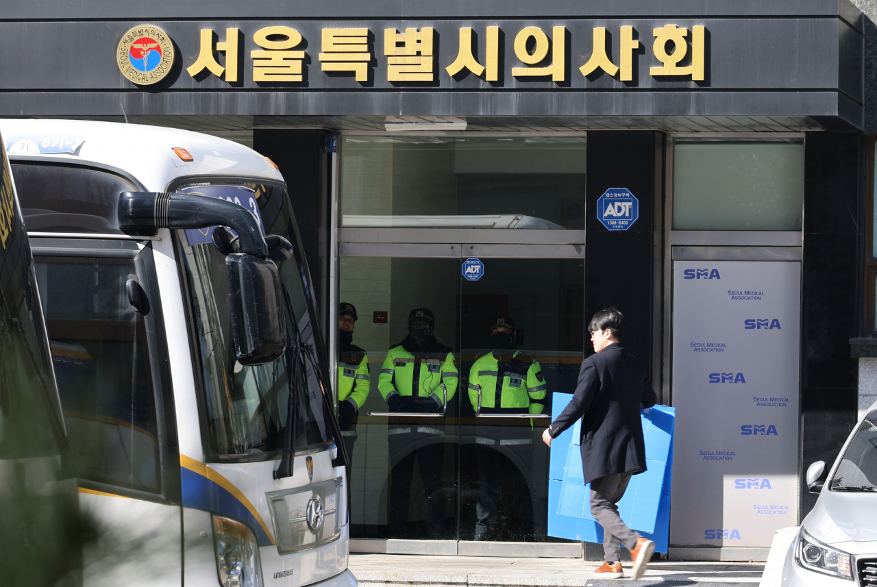 경찰이 의료법 위반 등 혐의로 고발당한 대한의사협회 관계자들에 대해 강제 수사에 착수한 가운데 1일 서울 영등포구 서울시의사회에서 경찰이 압수수색 박스를 들고 사무실로 들어가고 있다. 경찰은 이날 의협회관 내 비상대책위원회 사무실과 서울시의사회 사무실, 강원도의사회 사무실 등지에 수사관을 보내 의협 전·현직 간부들의 휴대전화와 PC 등 관련 자료를 확보했다. [연합]