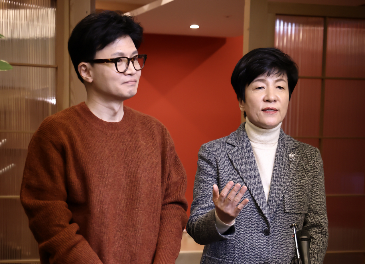 더불어민주당을 탈당한 국회부의장 김영주 의원이 국민의힘 한동훈 비상대책위원장과 회동을 마친 1일 오후 서울 종로구 모처에서 취재진과 인터뷰를 하고 있다. [연합]