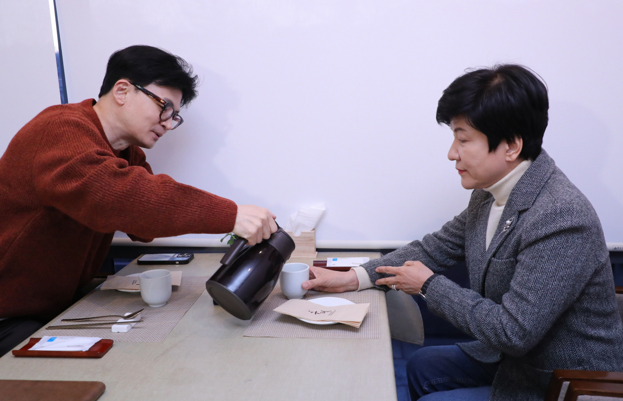 국민의힘 한동훈 비상대책위원장과 더불어민주당을 탈당한 국회부의장 김영주 의원이 1일 오후 서울 종로구 모처에서 회동을 갖고 있다. [연합]