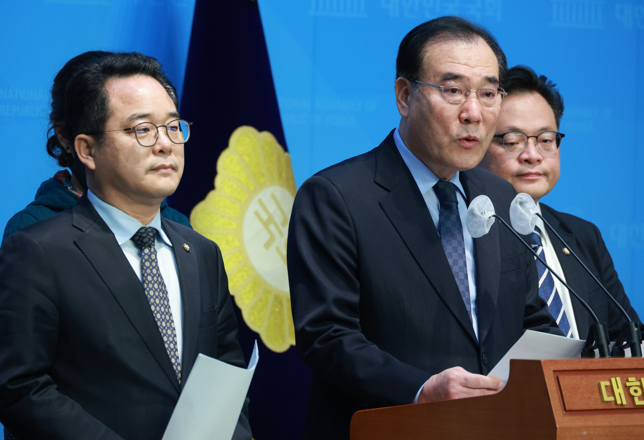 더불어민주당 이개호 정책위의장이 2월 14일 오후 국회 소통관에서 제22대 총선 더불어민주당 소상공인 공약 발표 기자회견을 하고 있다.[연합]