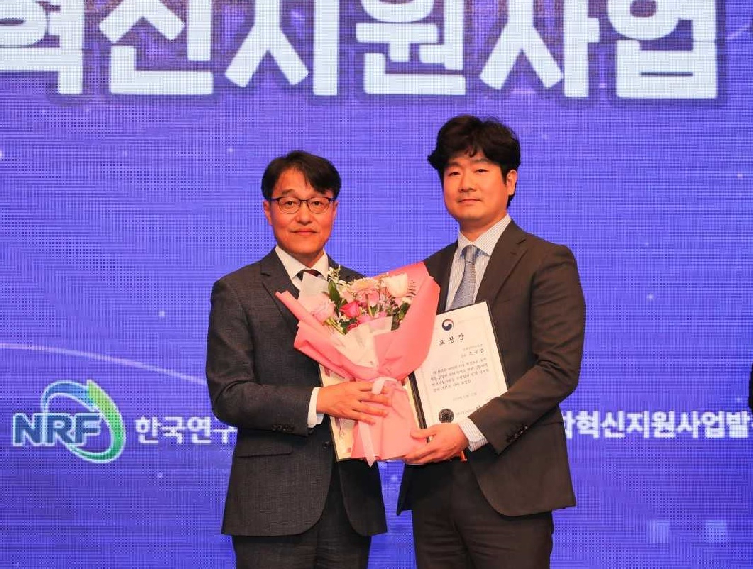 교육부장관 표창을 수상한 동의과학대 소방안전관리과 조수범 교수(오른쪽). [사진=동의과학대]