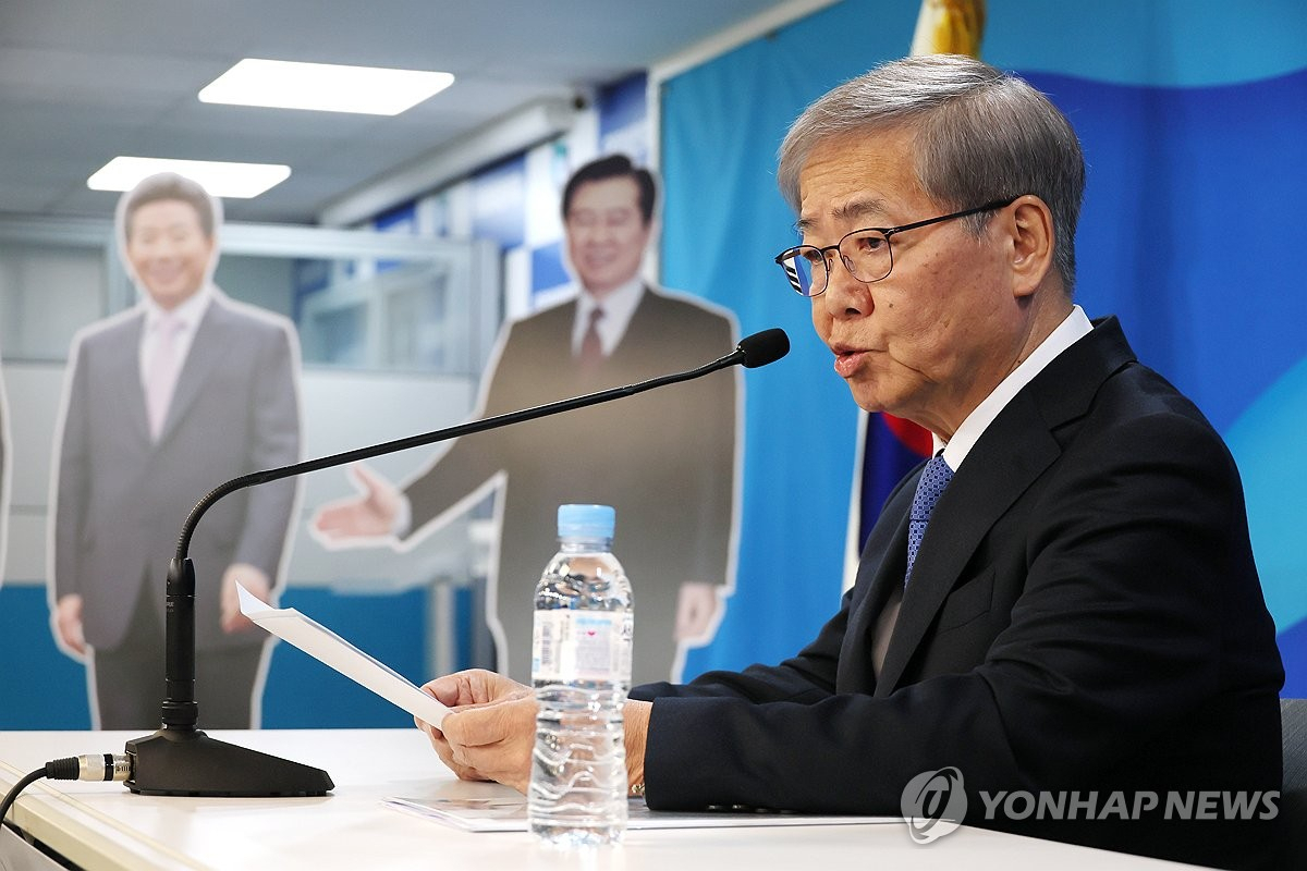 임혁백 교수가 민주당 공천 심사 결과를 밝히고 있다.
