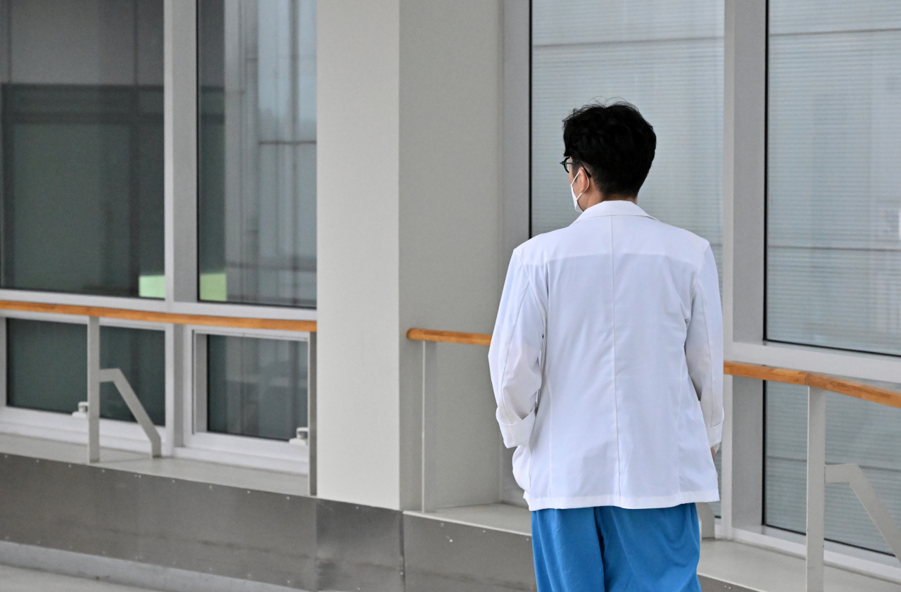기사와 직접적인 관련 없음. 한 대형병원에서 의료진이 복도를 지나고 있다. 임세준 기자