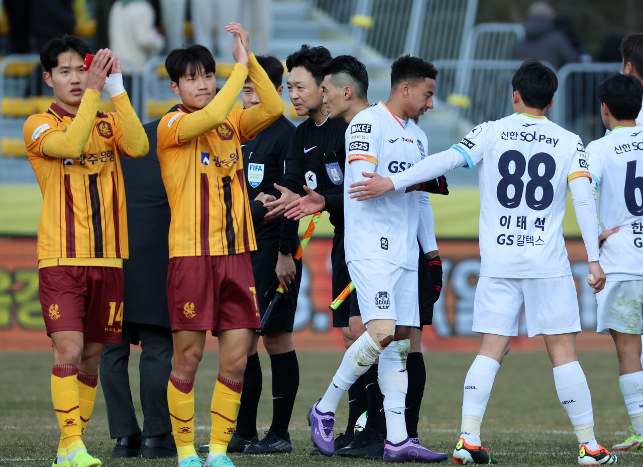 2일 광주축구전용구장에서 열린 프로축구 K리그1 광주FC와 FC서울의 경기. 광주 선수들이 경기를 승리로 마치고 기뻐하고 있다.[연합]