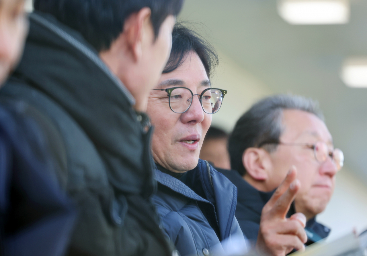 2일 오후 광주축구전용경기장에서 열린 프로축구 하나은행 K리그1 2024 광주 FC와 서울 FC의 경기에서 국가대표팀 임시 감독으로 선임된 황선홍 23세 이하(U-23) 축구 대표팀 감독이 경기를 보고 있다.[연합]