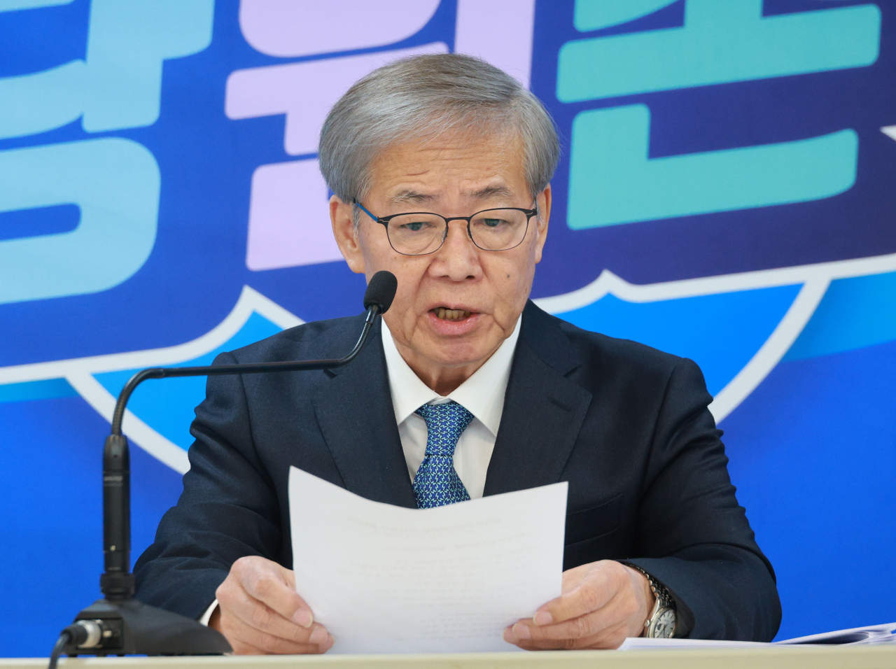 임혁백 더불어민주당 공천관리위원장이 2일 서울 여의도 중앙당사에서 10차 심사 결과를 발표하고 있다. 더불어민주당은 이날 이재명(초선·인천 계양을) 대표와 조정식(5선·경기 시흥을) 사무총장 등을 현 지역구에 단수 공천했다. [연합]