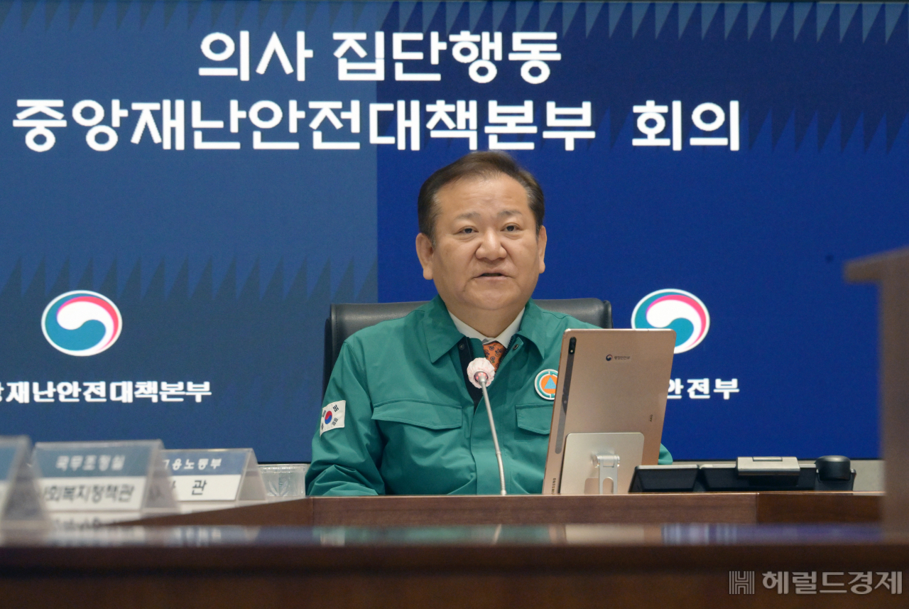 정부가 병원을 집단 이탈한 전공의들에게 사법처리를 피할 수 있는 복귀 마지막 날인 지닌달 29일 서울 종로구 정부서울청사에서 이상민 행정안전부 장관이 의사집단행동 중앙재난안전대책본부 회의를 주재하고 있다. 임세준 기자