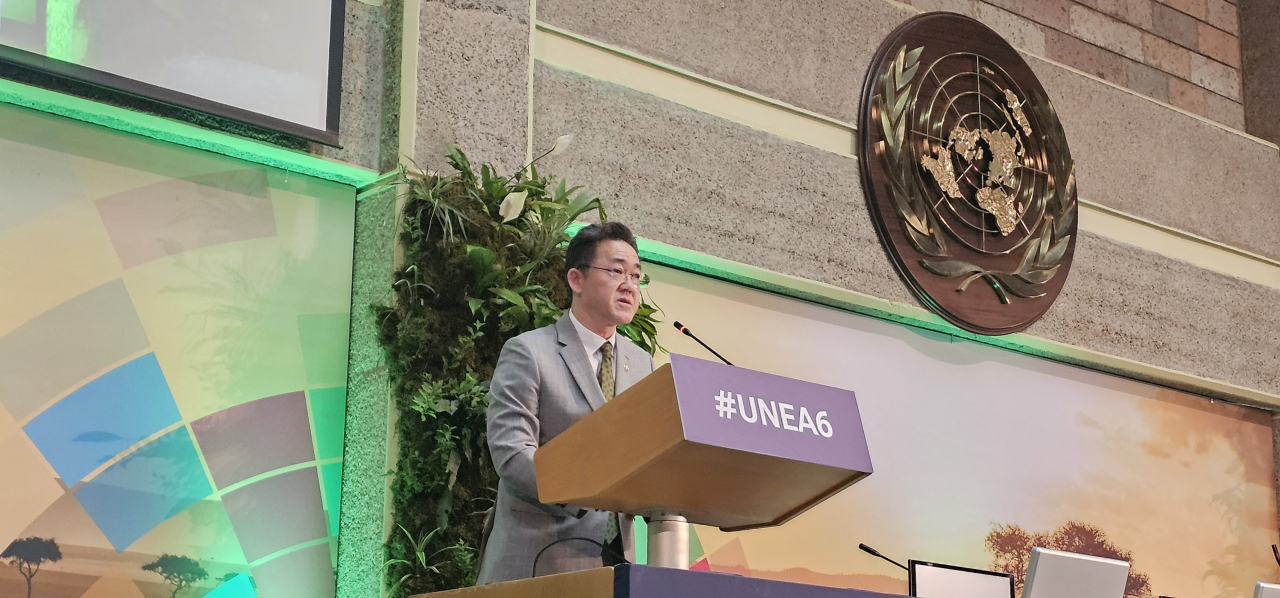 임상준 환경부 차관이 지난달 29일(현지시간) 케냐 나이로비 UNEP 본부에서 열린 제6차 유엔환경총회 각료회의에 참석해 플라스틱 협약의 조속한 성안 등 환경위기 해결을 위한 국제사회의 노력을 촉구하기 위한 국가발언을 하고 있다.[환경부 제공]
