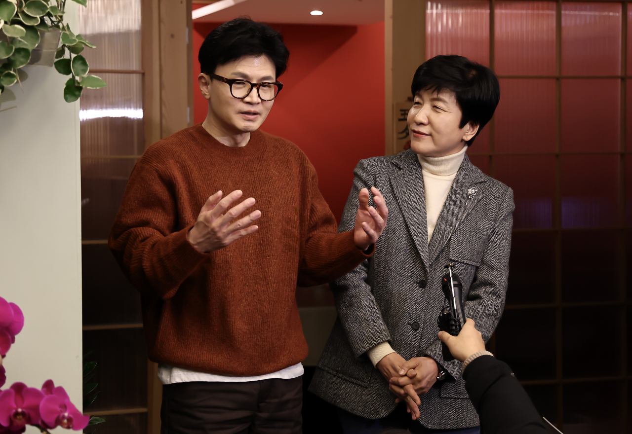 한동훈 국민의힘 비상대책위원장과 더불어민주당을 탈당한 국회부의장 김영주 의원이 1일 오후 서울 종로구 모처에서 회동을 마친 후 취재진과 인터뷰를 하고 있다. [연합]