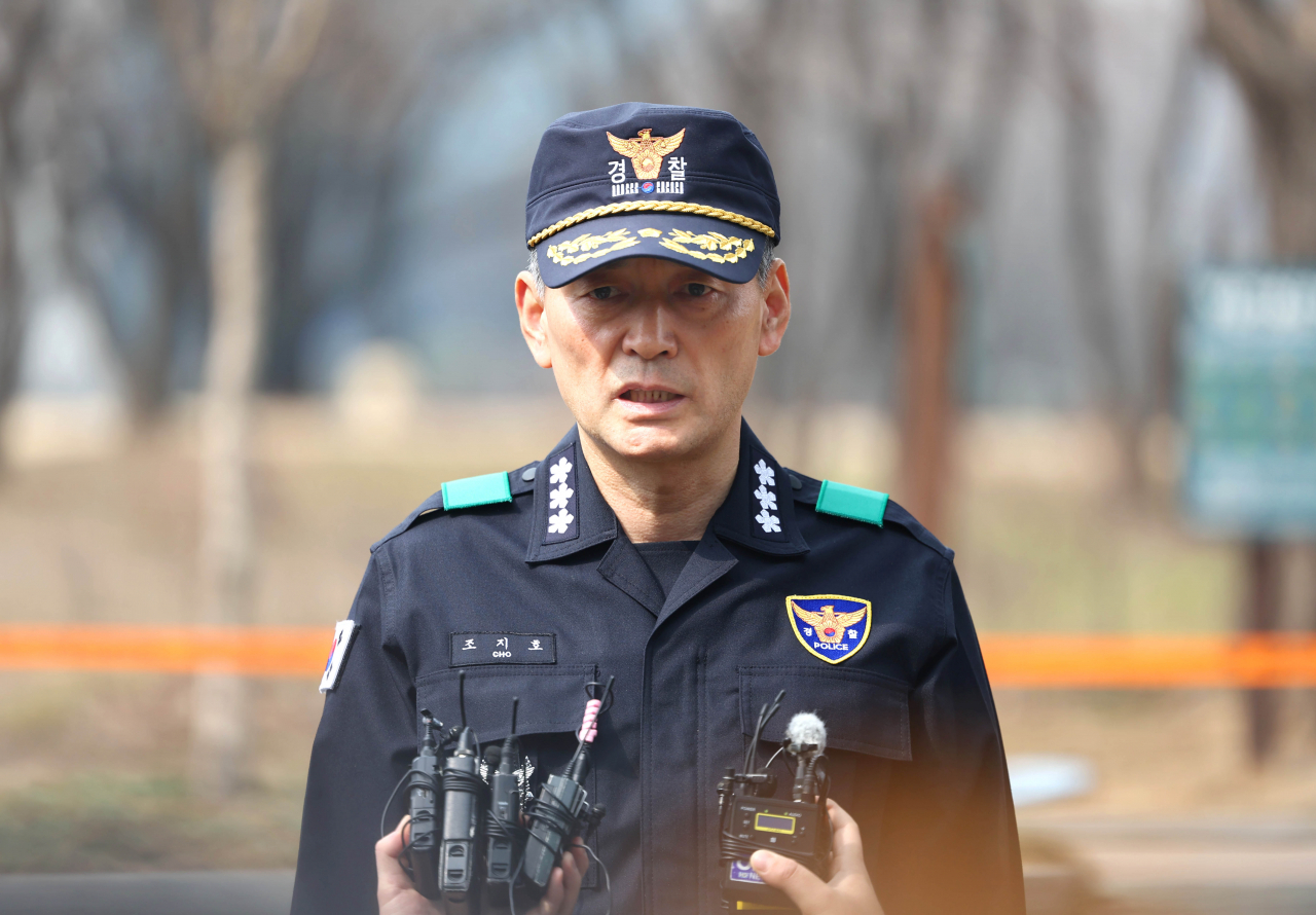 조지호 서울경찰청장이 3일 오후 전국의사 총궐기대회가 열리는 서울 여의대로 인근에서 집회 관련 방침에 대해 언급하고 있다. [연합]